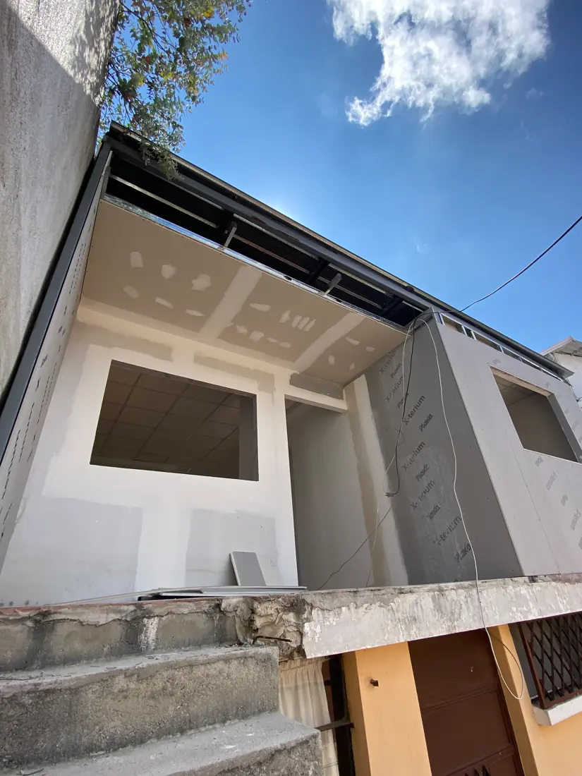 Ampliación de segundo nivel con estructura metálica y muros de tabla-yeso para exterior