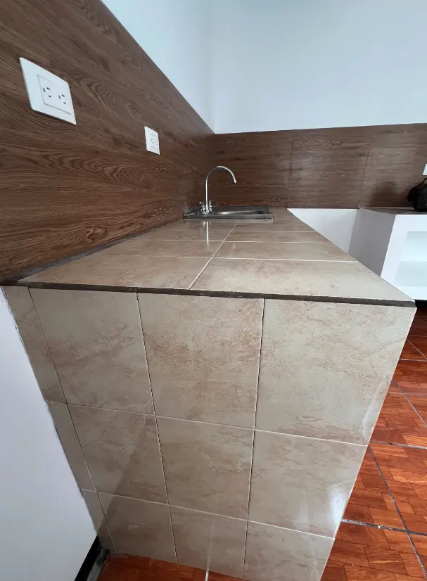 Mesón de cocina enchapado con cerámica y lavatrastos de acero inoxidable