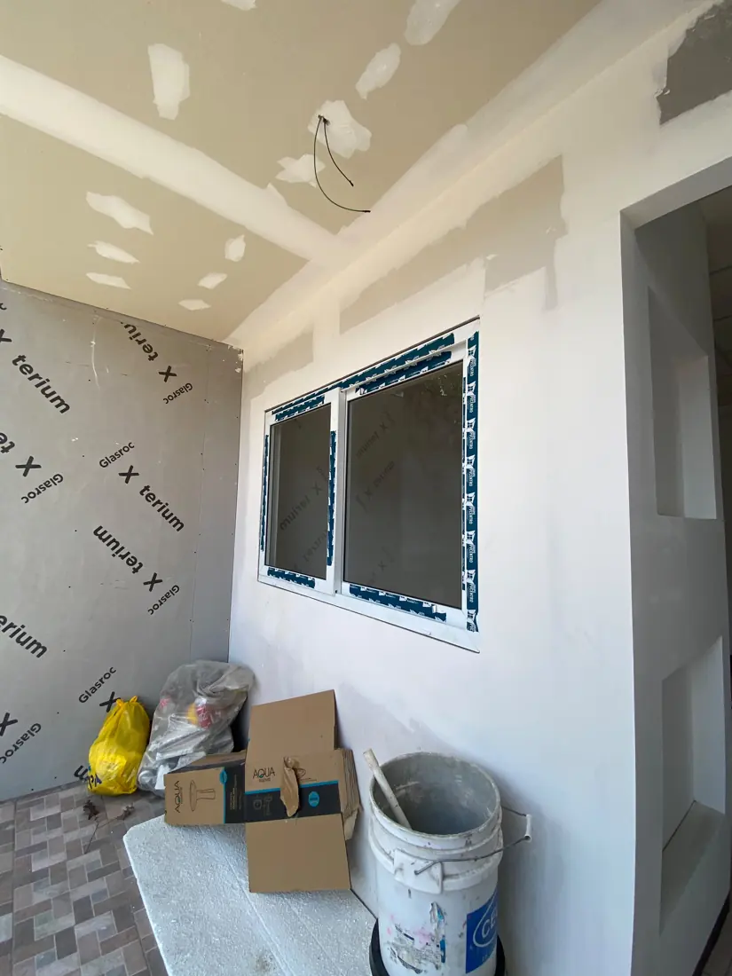 Ventana instalada en muro de tabla-yeso y tablero para exteriores
