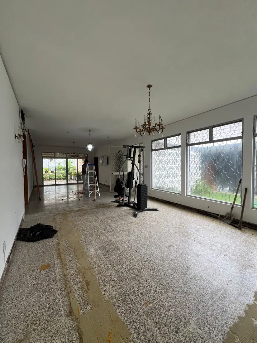 Estado original del salón: piso de granito y lámparas antiguas antes de la remodelación