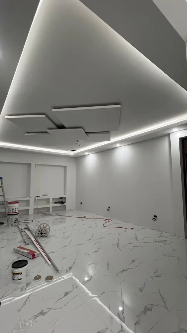 Cielo falso flotante con tira LED perimetral encendida