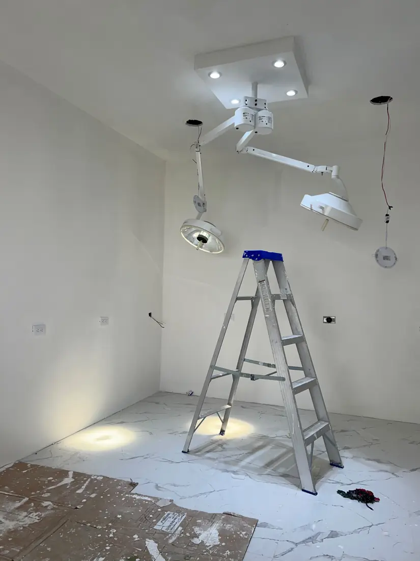 Instalación de lámparas de brazo y luminarias empotradas en el cielo