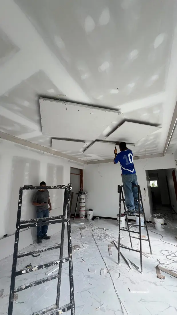 Instalación de paneles flotantes de tabla-yeso en el cielo