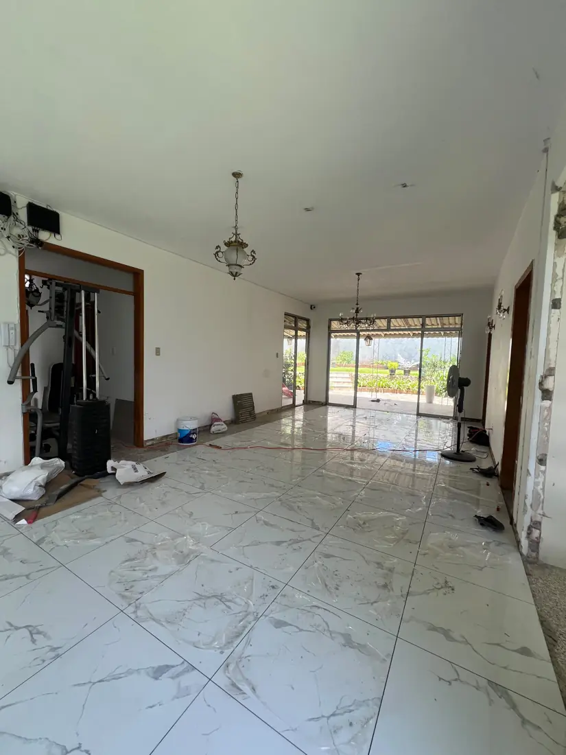Porcelanato tipo mármol recién instalado y protegido con plástico