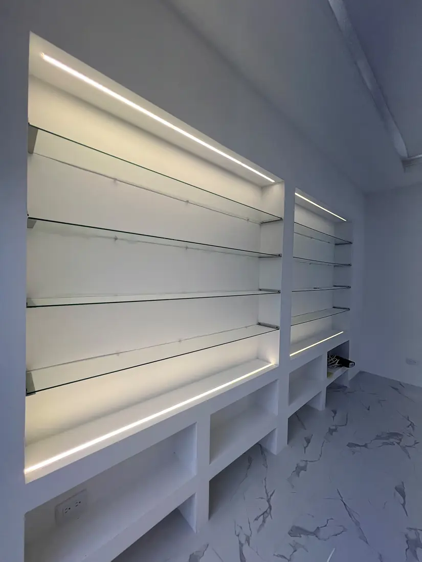 Repisas de vidrio empotradas con iluminación LED