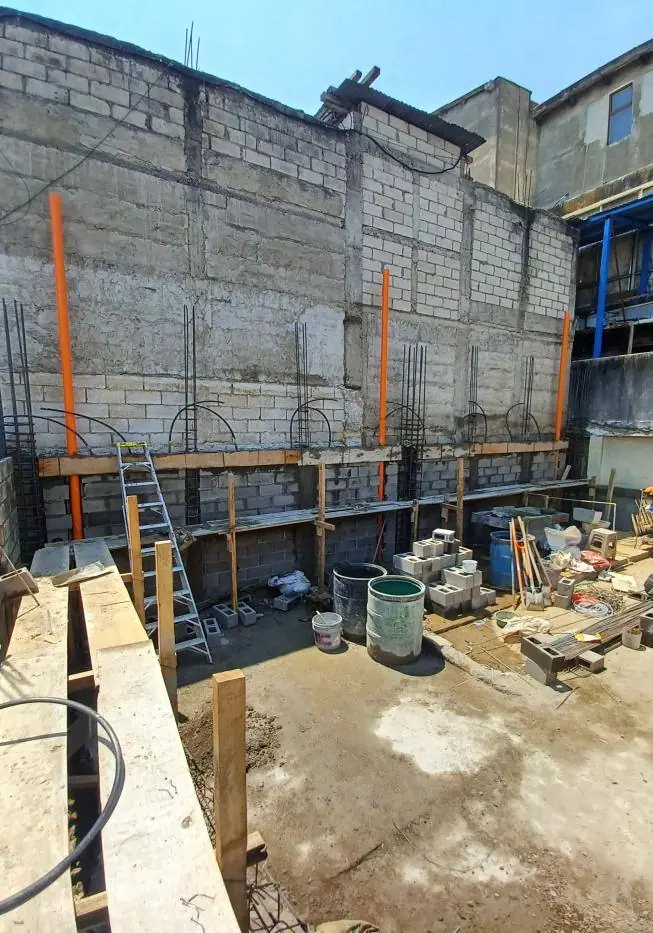 Muros de block y armado de columnas en obra civil