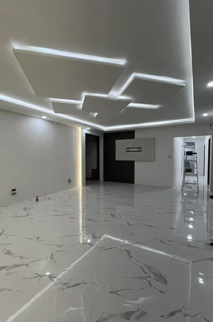 Oficina remodelada con cielo falso escalonado e iluminación LED